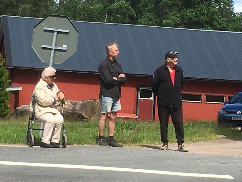 Elsie, Dan, Tonny m fl i väntan på cykelloppet för Barncancerloppet. 9 juli 2020.