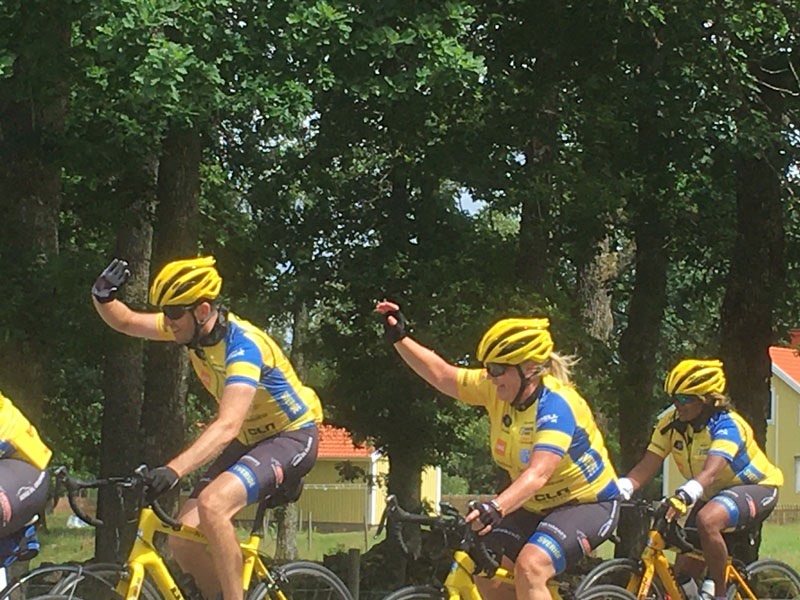 Här kommer cyklisterna som åker för Barncancerfonden. 9 juli 2020.