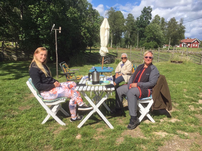 Victoria och Marita på besök på Danhäll. 11 juli 2020.