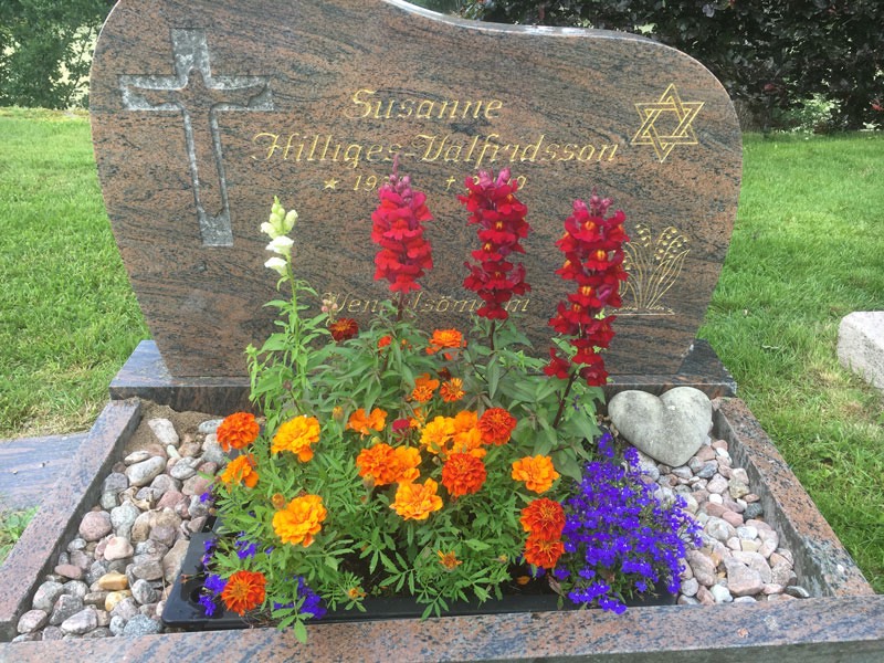 Sommarblommor på Susannes grav. 18 juli 2020.