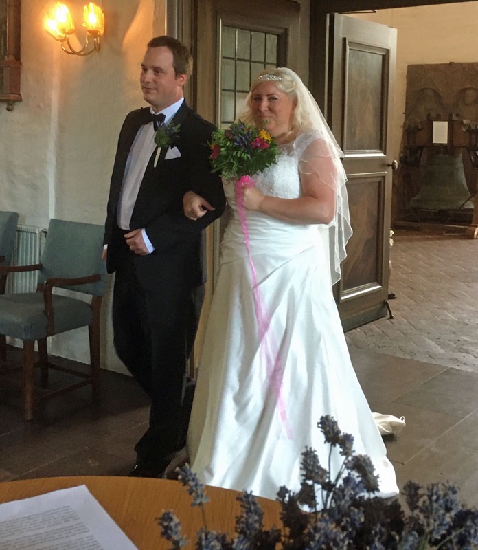 Isak och Sofie på väg in i kyrkan.