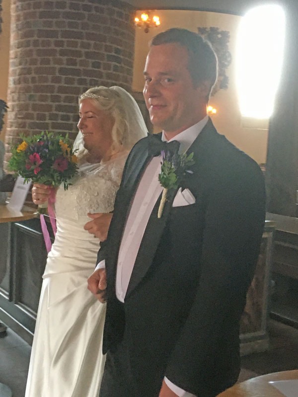 På väg ut från kyrkan som man och hustru och ….