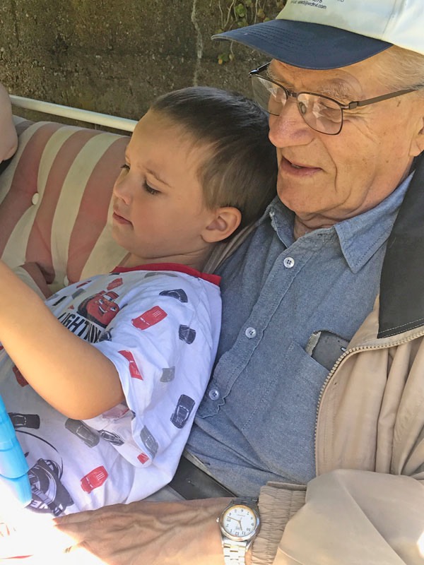 Neo och farfar på Hultabo. 25 juli 2020.