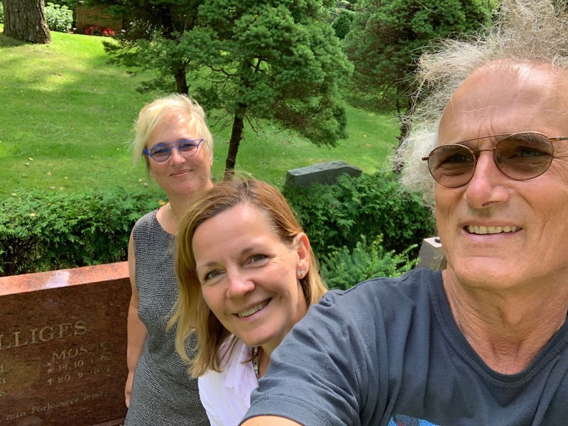 Claes, Maria och Marita sköter om Oma & Opas grav i Hässleholm.  28 juli 2020.
