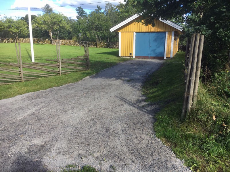 Garageinfarten återställd efter avloppsgrävningen. 31 juli 2020.