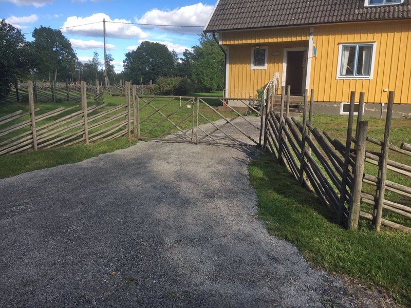 Husnfarten återställd efter avloppsgrävningen. 31 juli 2020.