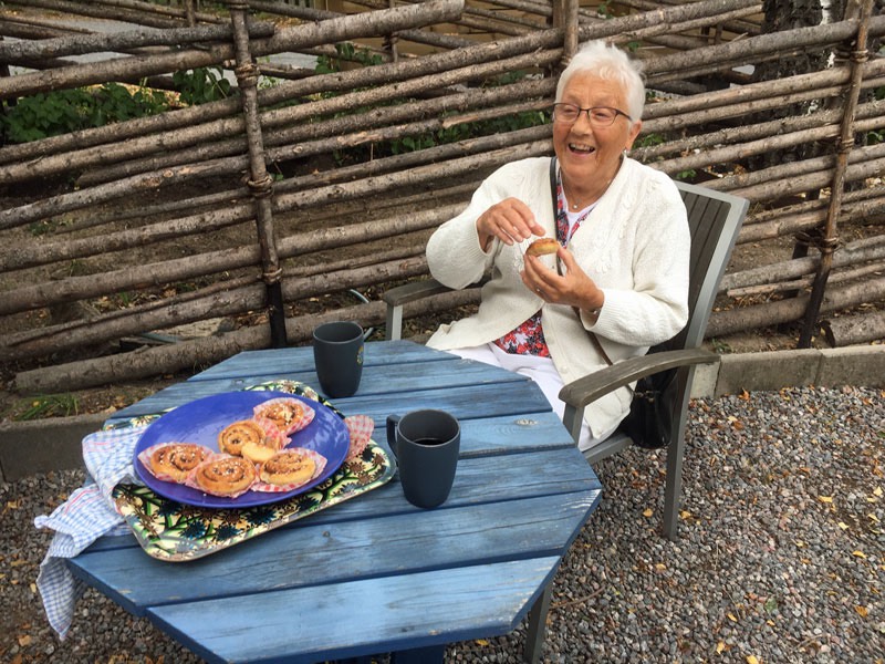 Elsie och jag sitter utanför staketet. 23 augusti 2020.