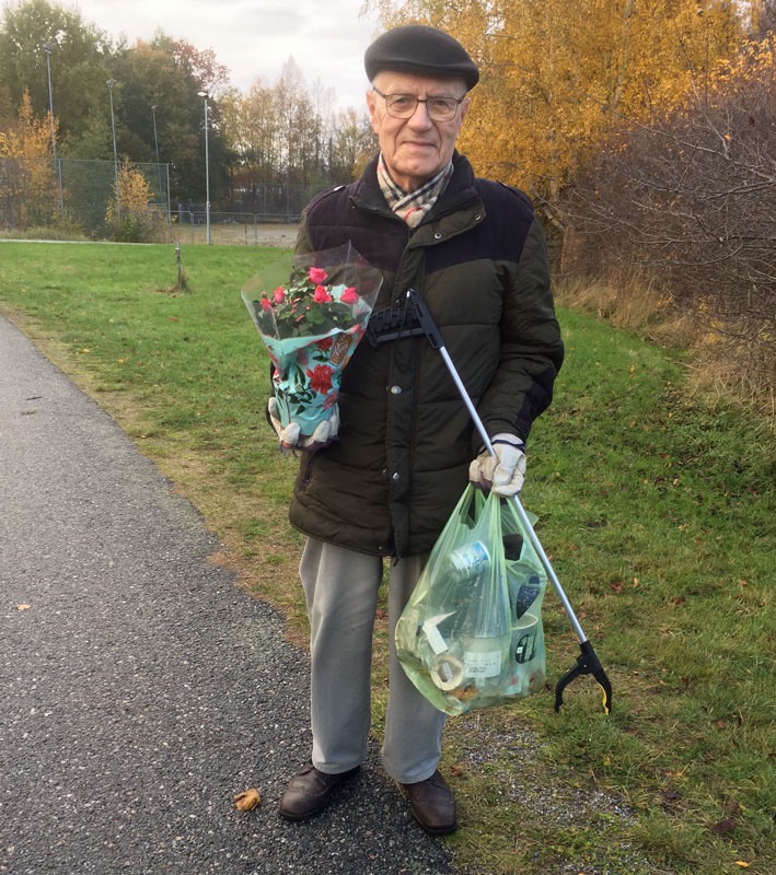 En okänd kvinna gav oss rosor som uppmuntran för vår miljöinsats vid våra dagliga promenader!
