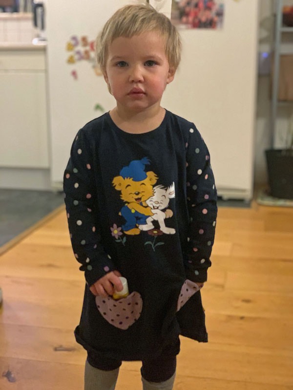 Ida klädd i sin födelsedagsklänning. 9 november 2020.