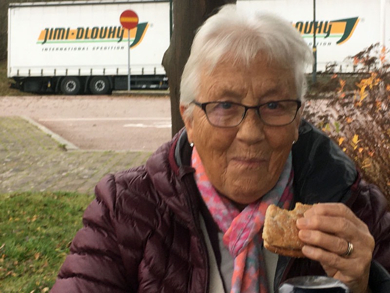 Fika på rastplats Svartån på väg ner till Danhäll. 11 november 2020.