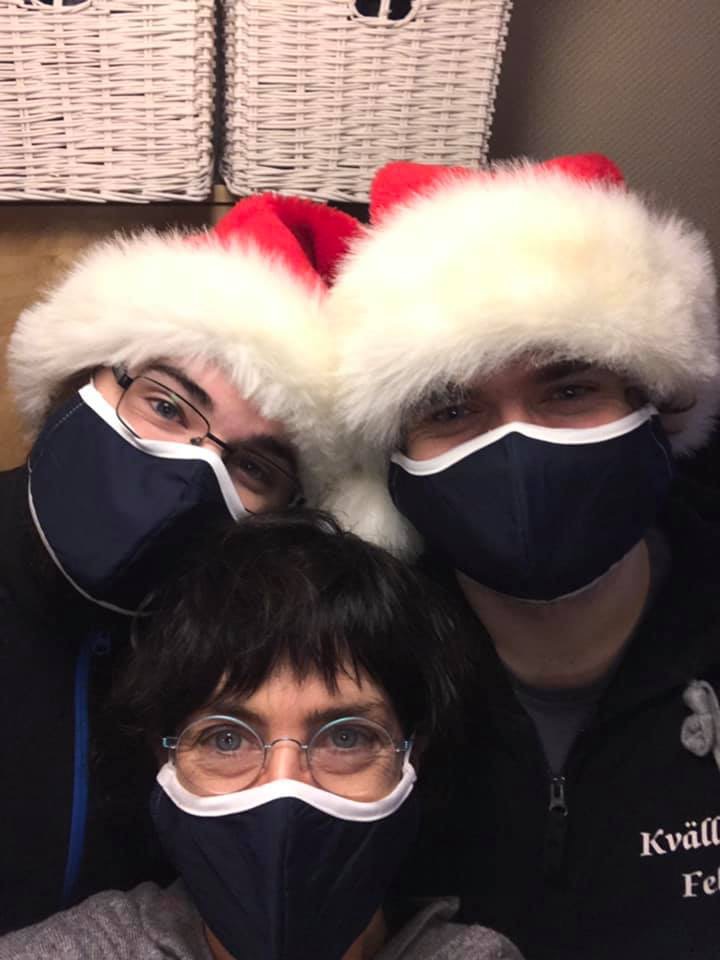 Denna fina trio överlämnade en vacker  julböomma till oss i kväll - 23 december 2020! Gissa vilka de är!
