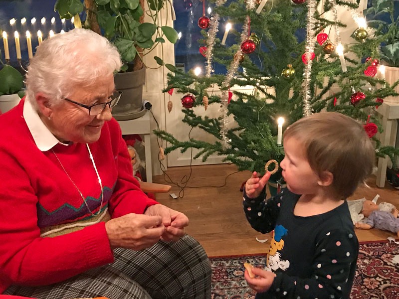Julaftonsfirande med Daniels familj  - Elsie och Ida äter julgodis. 24 december 2020.