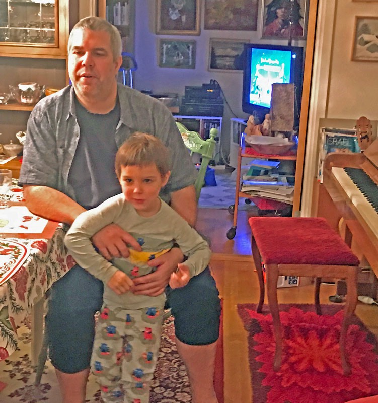 Julaftonsfirande med Daniels familj  - Daniel och Neo. 24 december 2020.